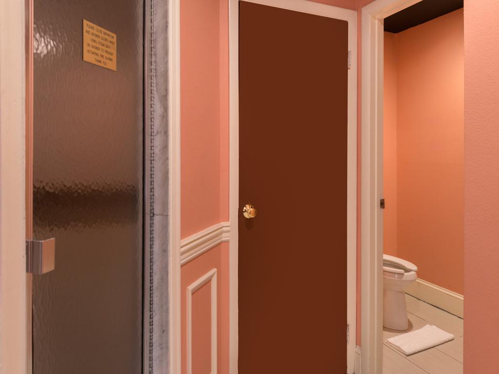 Inn Of The Dove Romantic Luxury & Business Suites Bensalem Exterior foto